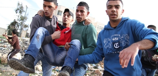 Palestinští běženci z okolí Ramalláhu po střetu s izraelskými vojáky (2. února 2014).