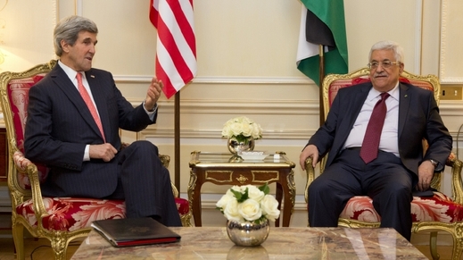 Věčné oživování mírového procesu. Šéf diplomacie USA Kerry a palestinský prezident Abbás v Paříži 17. února 2014.