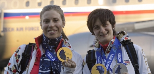 Zlaté olympionistky Eva Samková (vlevo) a Martina Sáblíková.
