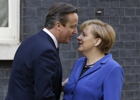 Angela Merkelová s Davidem Cameronem před Downing Street 10.