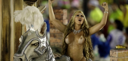 Fotografie z karnevalu v Riu z roku 2011. Tato žena si zřejmě na letošním karnevalu neškrtne.