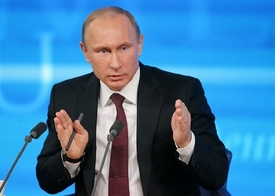 Putin zvažuje humanitární pomoc Krymu.