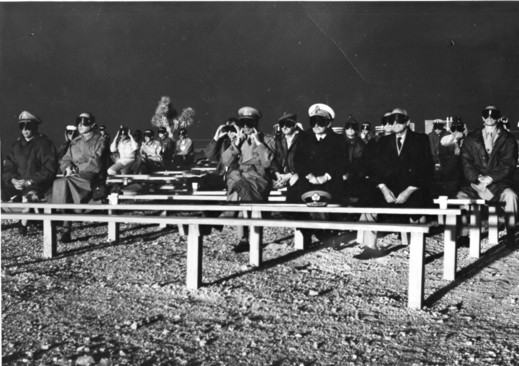 Zástupci NATO sledují jaderný test v Nevadě 28. května 1957.