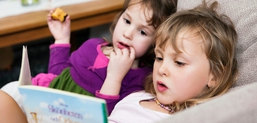 Děti, které odmalička čtou, dosahují lepších výsledků ve škole