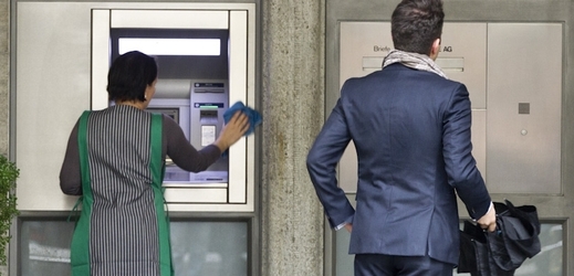 Zatím neznámí pachatelé se neúspěšně pokusili vyloupit bankomat (ilustrační foto).