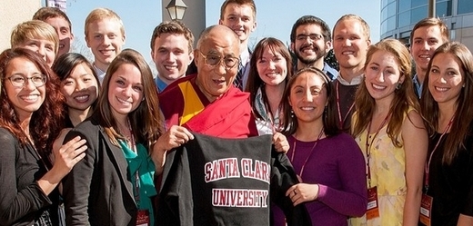 Dalajlama se studenty v Kalifornii. 