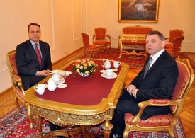 Ministr zahraničí Lubomír Zaorálek a jeho polský protějšek Radoslaw Sikorski (Varšava).
