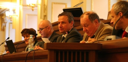 Volební výbor poslouchá kandidáty do Rady ČT. Uprostřed předseda výboru Martin Komárek (ANO).