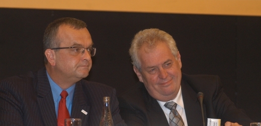 Exministr financí Miroslav Kalousek a prezident Miloš Zeman.