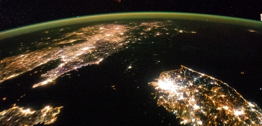 Severní Korea působí v noci z vesmíru jako černá díra.