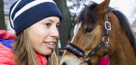 Eva Samková s koněm Pepinem, kterého dostala od města Vrchlabí.