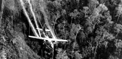 Američané za války shodili na Vietnam desítky milionů litrů herbicidů. Následky nenesli jen Vietnamci.