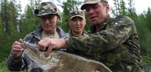 Putin musí být vždy nej. Nejmocnější vůdce, nejúspěšnější archeolog, a když jde na ryby, chytne největší štiku.