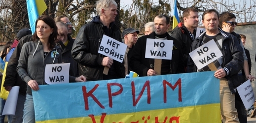 Před Ruskou ambasádou protestovalo několik set lidí.