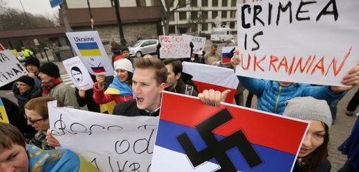 Demonstrace proti ruské intervenci na Ukrajině před velvyslanectvím Ruska ve Varšavě.