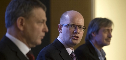 Zleva ministr zahraničí Lubomír Zaorálek, premiér Bohuslav Sobotka a ministr obrany Martin Stropnický na tiskové konferenci po jednání předsednictva Bezpečnostní rady státu.