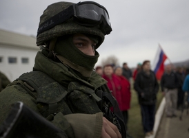 Ruský voják u jedné z ukrajinských základen blízko Simferopolu.