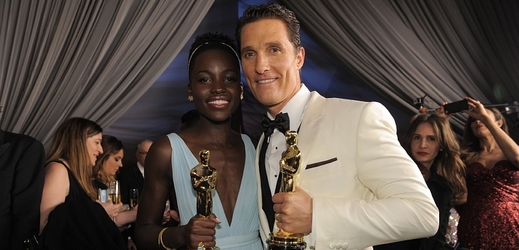 Keňská vycházející hvězda Lupita Nyong'o, čerstvá držitelka Oscara za ženskou vedlejší roli ve filmu 12 let v řetězech, a Matthew McConaughey, nejlepší herec, který perlil v Klubu poslední naděje. (Foto: ČTK/AP/Chris Pizzello).