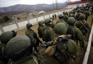 Ruští vojáci u jedné ze základen na Krymu, v níž stále vzdorují ukrajinští vojáci.