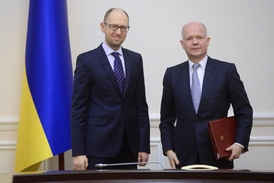 Ukrajinský premiér Jaceňuk (vlevo) a britský ministr zahraničí Hague jednali v pondělí v Kyjevě.