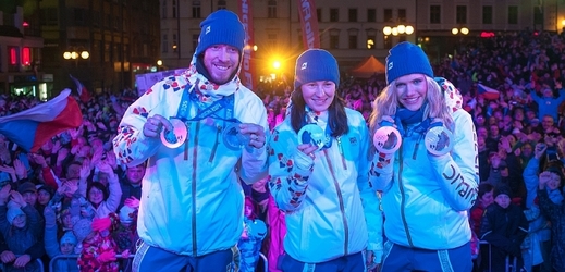 Biatlonisté Jaroslav Soukup, Veronika Vítková a Gabriela Soukalová (vlevo) při  přivítání olympioniků po návratu ze Soči.