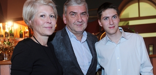 Miroslav Donutil s manželkou a synem Martinem.