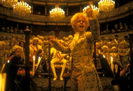 Inscenace částečně vychází z Formanova Oscarového filmu Amadeus z roku 1984.