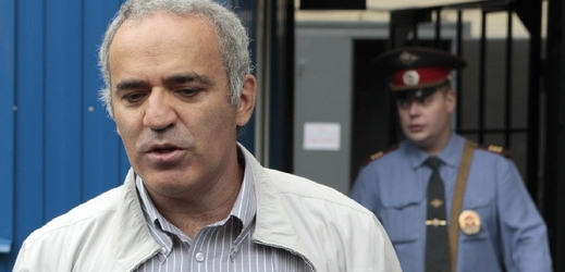 Kasparov opouští policejní stanici v Moskvě (2012).