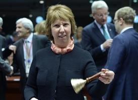 Šéfka evropské diplomacie Ashtonová na mimořádné schůzce k Ukrajině v Bruselu.