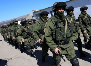 Ruští vojáci obkličují základny s ukrajinskými jednotkami na Krymu.