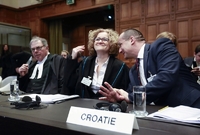 Veselí u chorvatské delegace před zahájením soudu.
