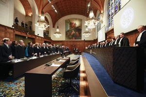 Srbská v. chorvatská delegace u soudu v Haagu.