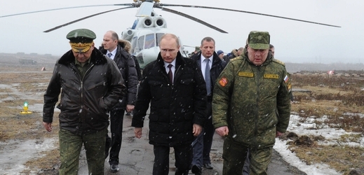 Ruský prezident Vladimir Putin (uprostřed).
