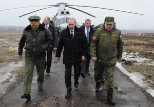 Ruský prezident Vladimir Putin (uprostřed) se přijel podívat na vojenské cvičení nedaleko Petrohradu.