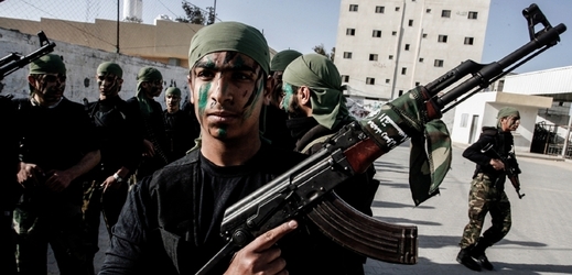 Palestinští studenti v Gaze se účastní cvičení Hamasu.