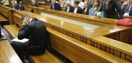Sportovec Oscar Pistorius si při výpovědi svědkyně zacpával uši