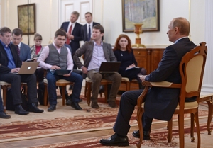 Putin vysvětluje novinářům svůj pohled na ukrajinskou krizi.