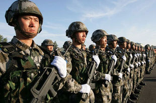 Sílící čínské vojsko vzbuzuje hlavně na východě a jihovýchodě Asie obavy.