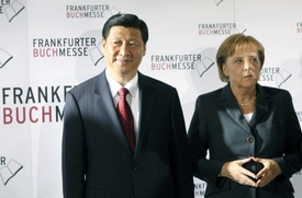Angela Merkelová s tehdy ještě viceprezidentem Si Ťin-pchingem na Frankfurtském knižním veletrhu v roce 2009.