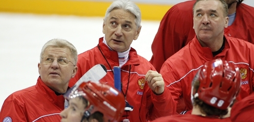 Zinetula Biljaletdinov (druhý zleva) už ruské hokejisty nepovede.