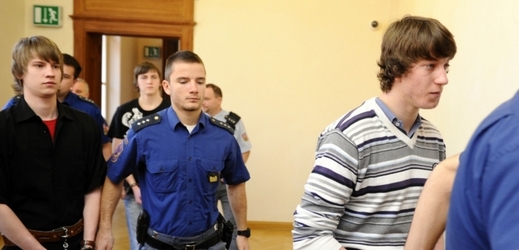  Na snímku jsou obžalovaní (zleva) Tomáš Zavřel, Michal Kisiov (uprostřed v pozadí) a Jakub Doležal.