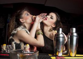 Ženy jsou častým terčem agresorů v barech. Obzvláště, když jsou opilé (ilustrační foto).