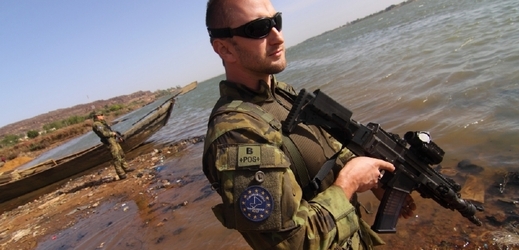Čeští vojáci u řeky Niger.
