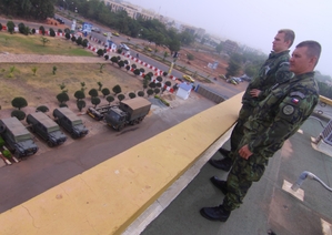 Čeští vojáci stráží velitelství mise EU TM v Bamaku.