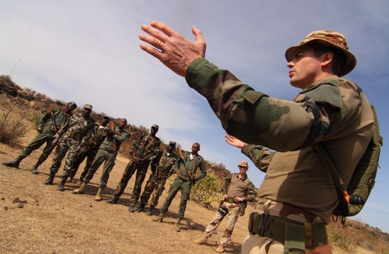 Čeští vojáci spolupracují při výcviku Malijců s francouzskými mentory.