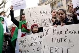 Alžířané protestující proti Buteflikovi v Paříži.