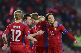 Střelec prvního gólu Rosický se raduje se spoluhráči.