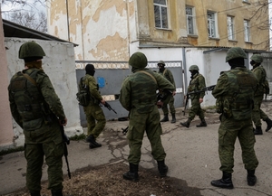 Neidentifikovaní proruští ozbrojenci blokují ukrajinská kasárna v Simferopolu.
