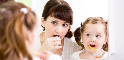 Pečovat o své zuby by měla celá rodina - rodiče jdou dětem příkladem (ilustrační foto).