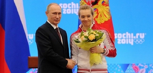 Putin rozdává vyznamenání sportovcům po olympiádě v Soči.